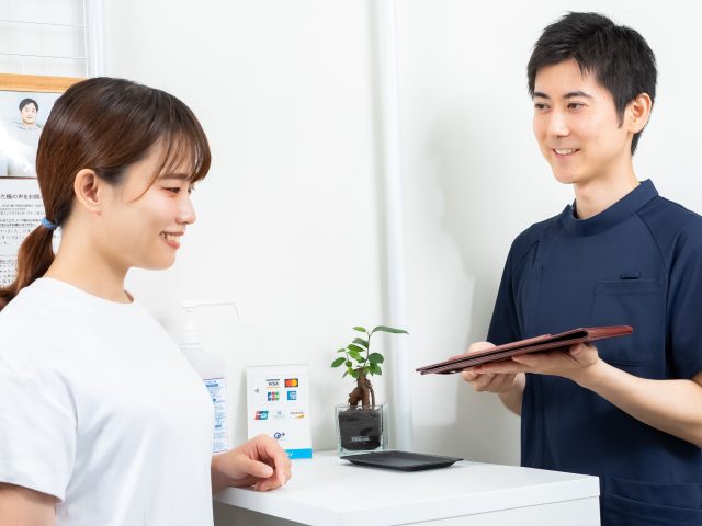 受付、カウンセリングシートの記入